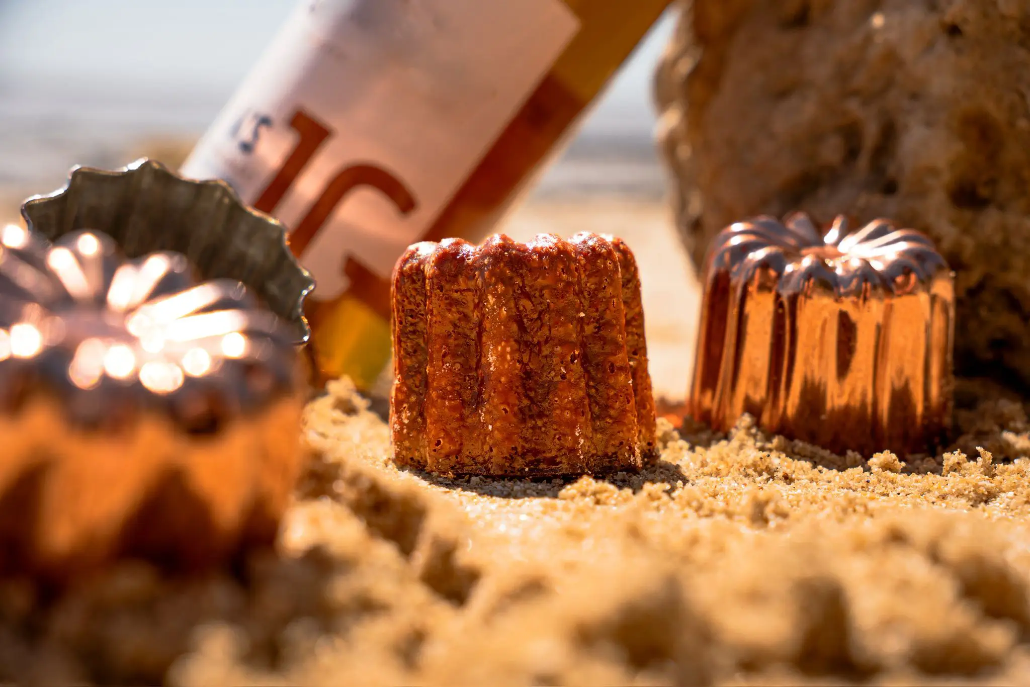 Cannelé au cognac sous cloche et bouteille Jules Gautret