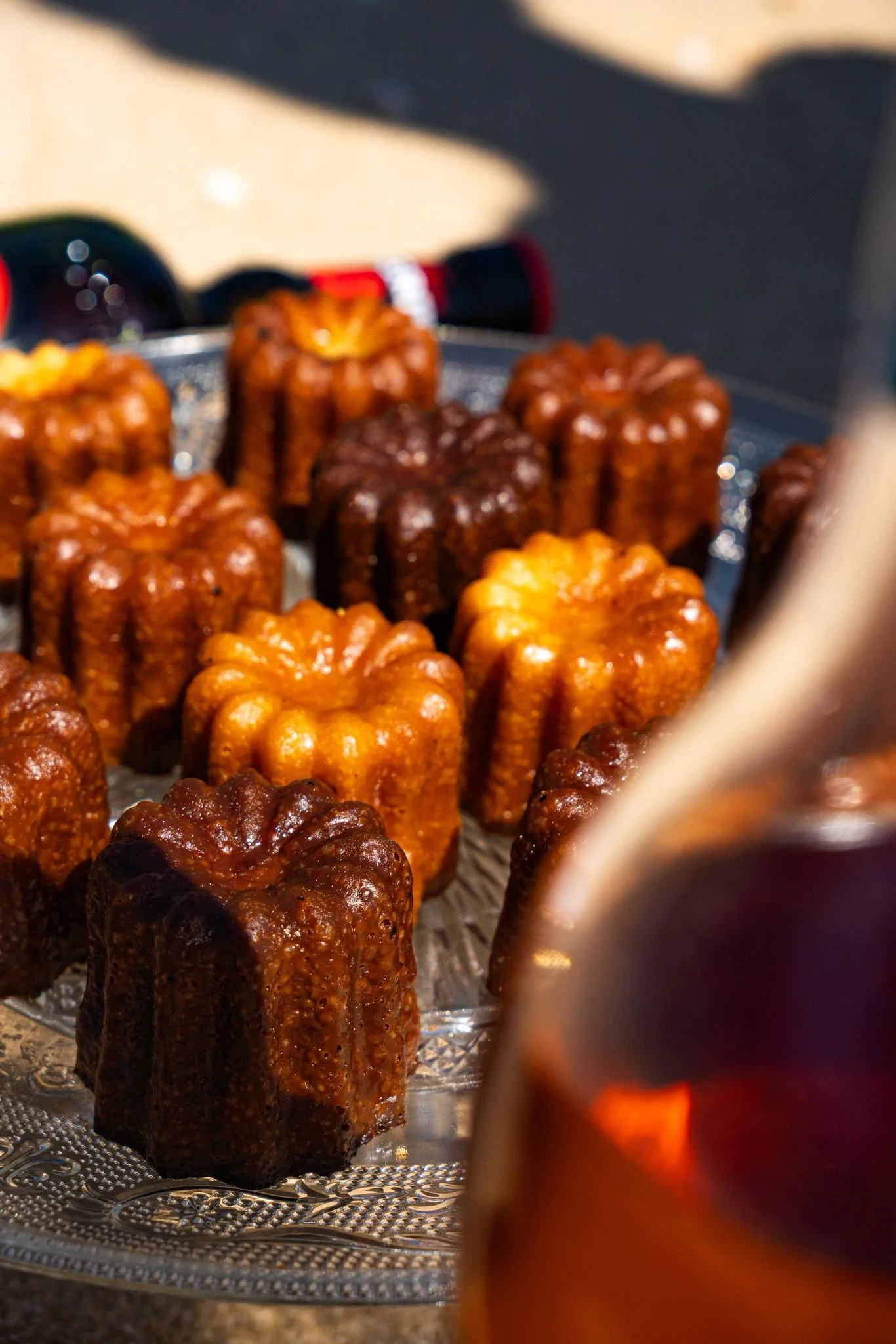 Cannelé en lévitation sur ciel bleu